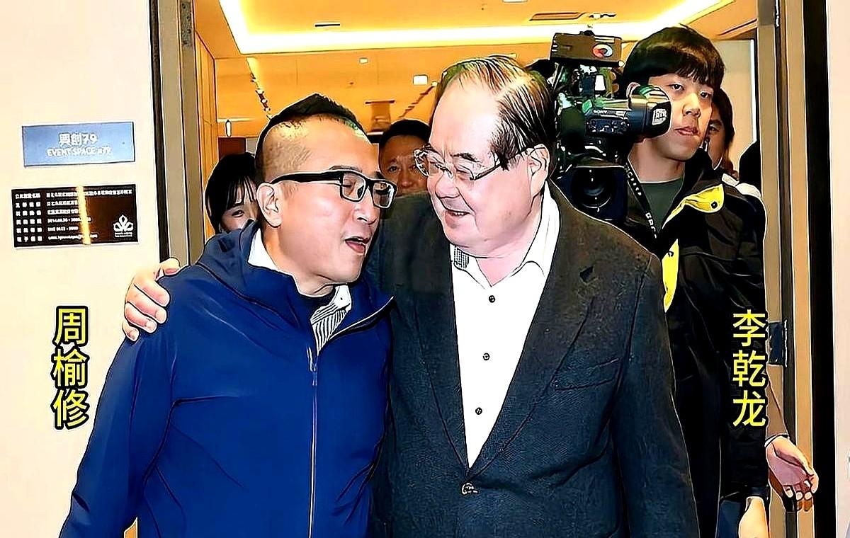 一打开手机，好家伙，又在直播。
他俩把合作放到了直播间，对着镜头表演怎么谈事儿，