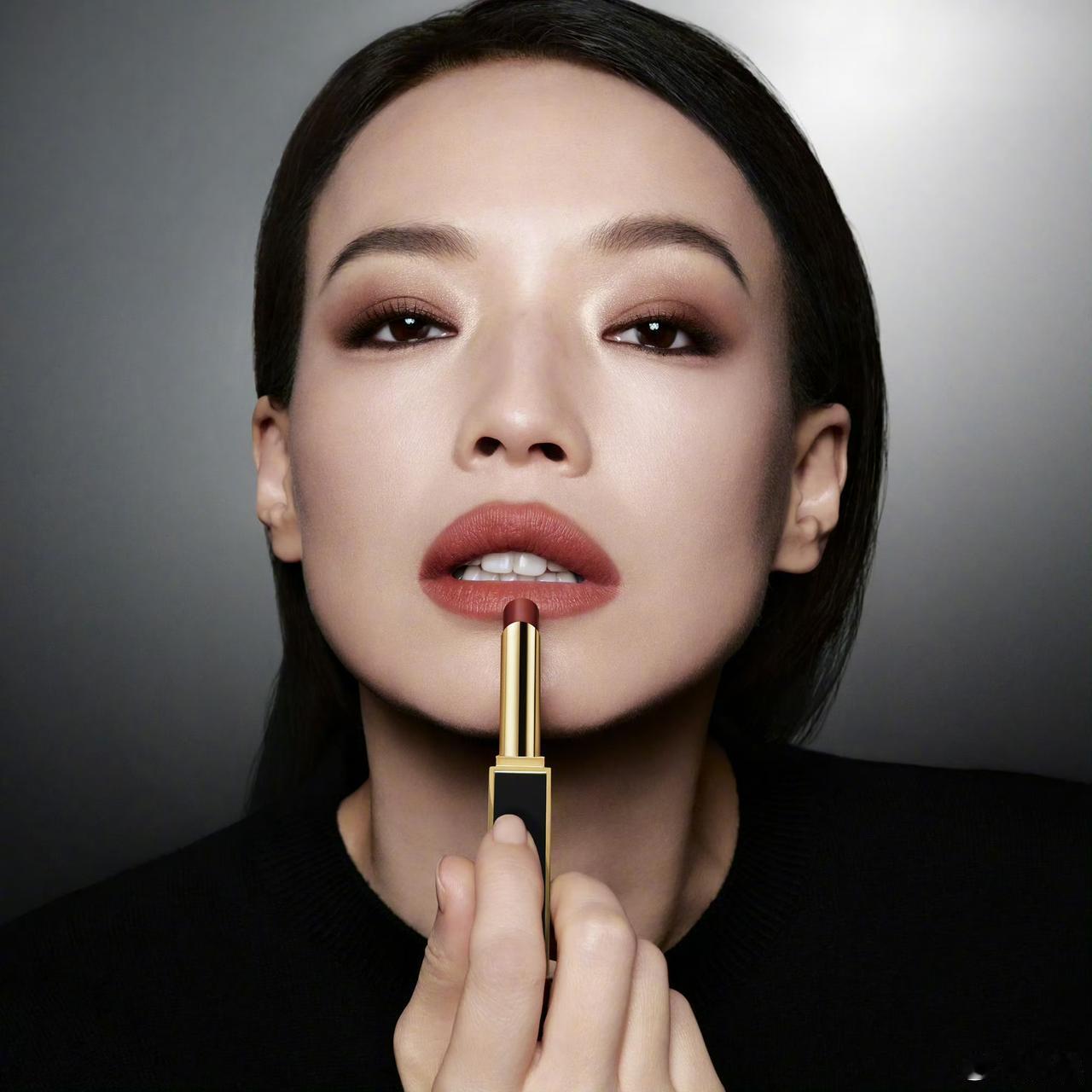 的嘴唇👄真的非常有特色！
这组广告图也是相当吸睛 ！[送心][送心]