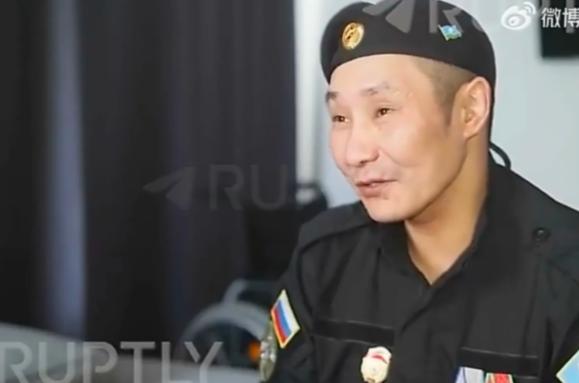 俄军的狠人。
来自俄联邦萨哈（雅库特）共和国的突击队员亚历山大·费奥多罗夫在身负