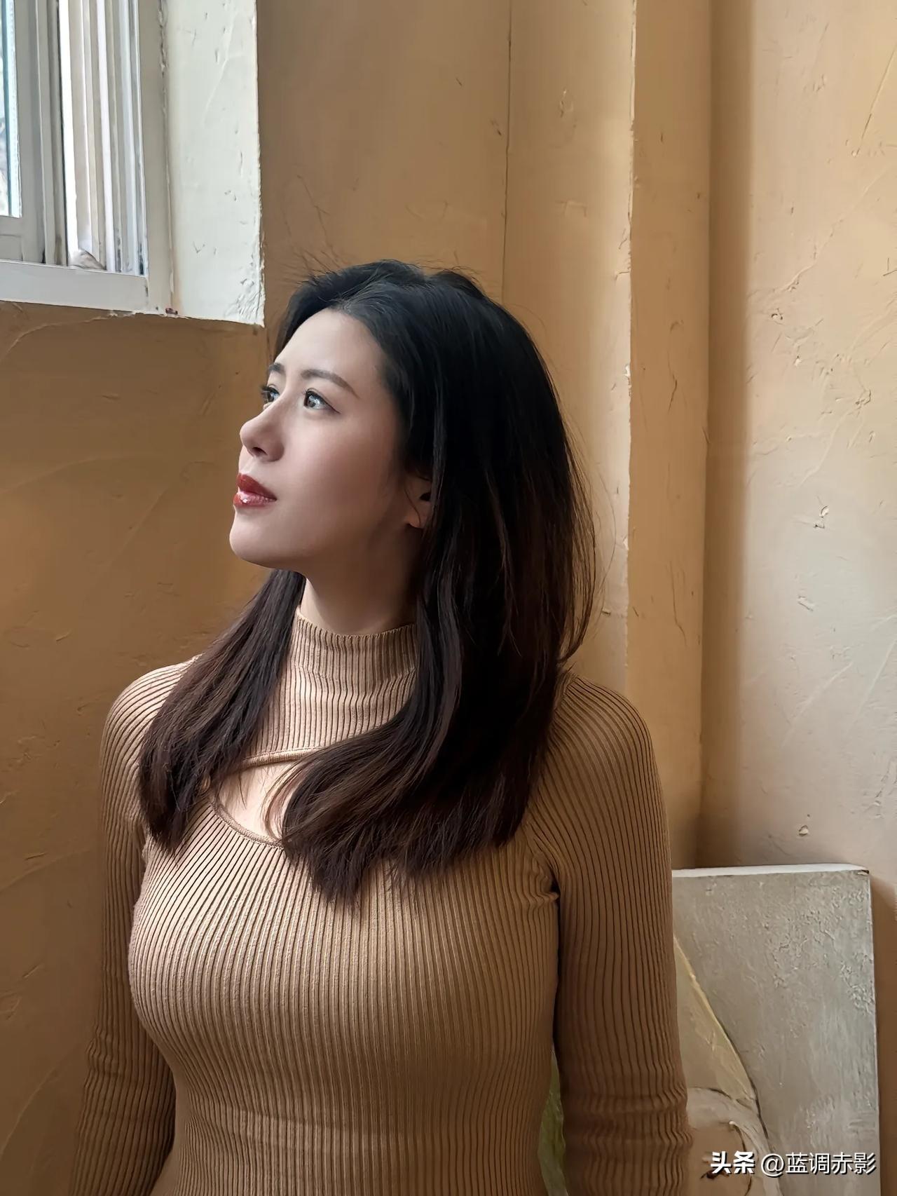 温柔时光，静谧午后，浅棕色毛衣，暖阳洒落。