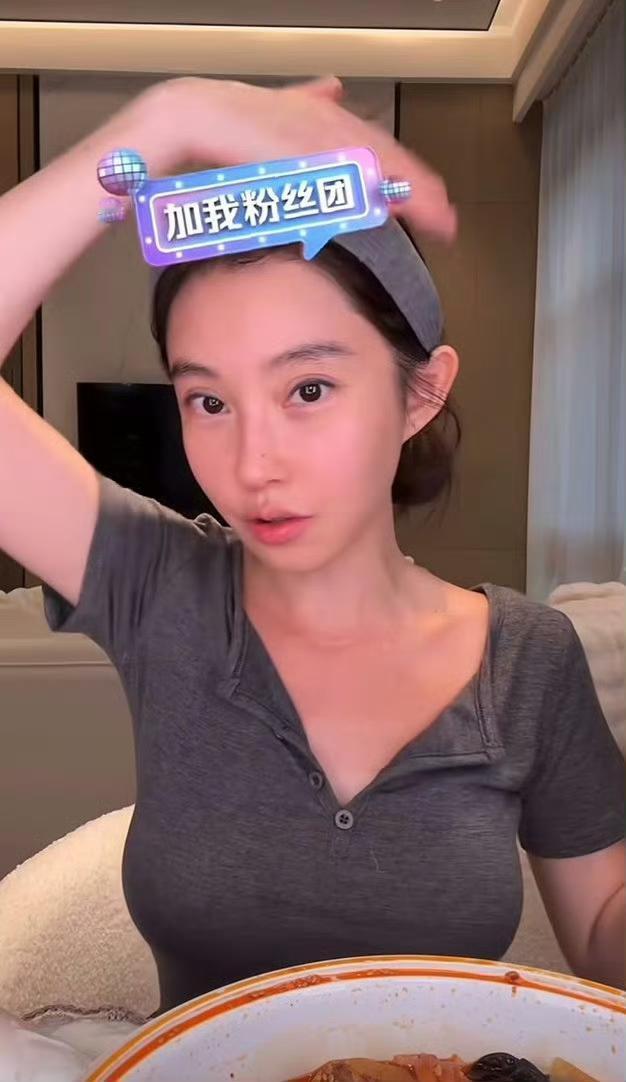 网红主播冯提莫在4月16日的直播中首次公开承认整容，自述通过填充改善泪沟、黑眼圈