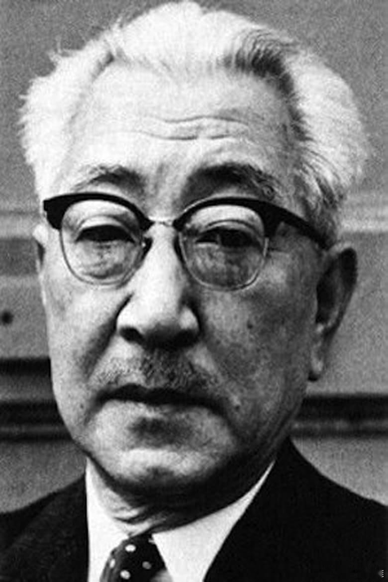所有副导演都要从基础杂活起步，搬运道具、传唤演员、筹备拍摄。很多年轻人轻视琐碎工