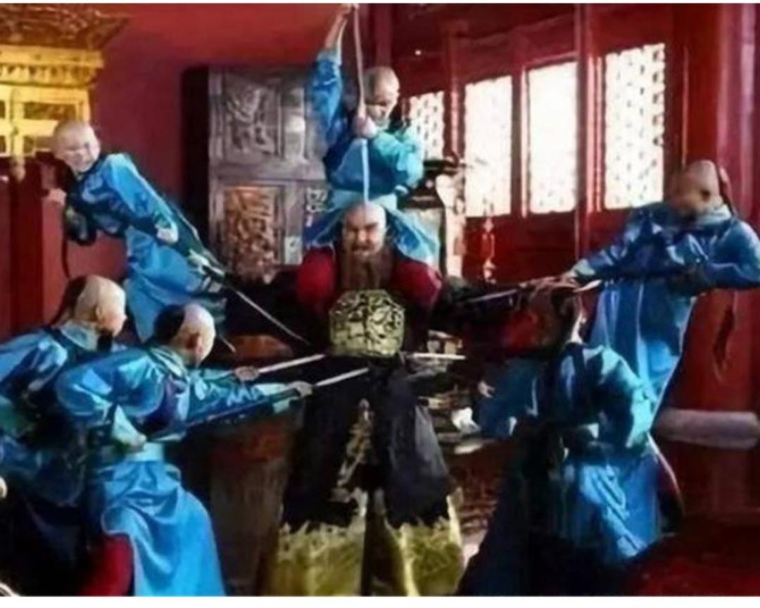 1669年，北京，紫禁城。

一个14岁的少年，正跪在地上，给一个满脸横肉、目露