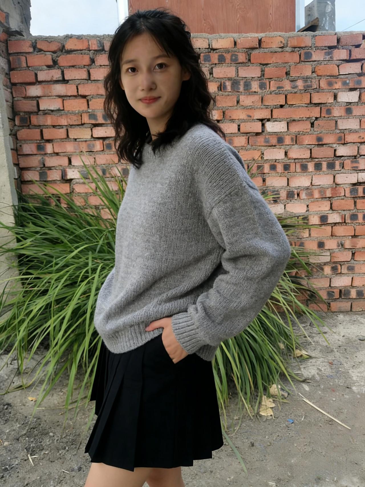 灰衫轻裹玉肌凉，素影临风立短墙。
荒院凝秋添古意，嫣然一笑破沧桑。