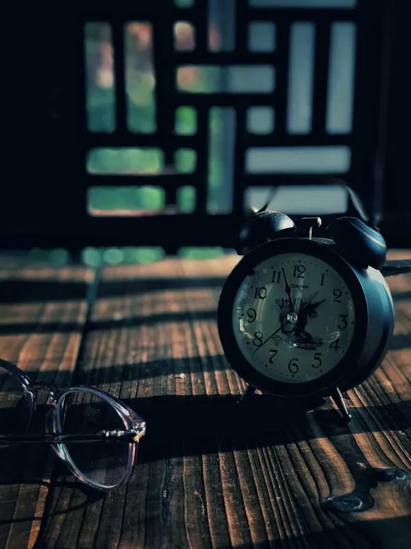 前阵子整理旧物翻出18岁夏天和朋友在江边拍的晚霞照片，那天的风裹着栀子花香，云飘