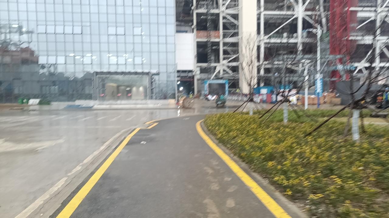 我们常常被社会的喧嚣蒙蔽了双眼，忘记了生命最原始的意义。它不是长寿，也不是名利，