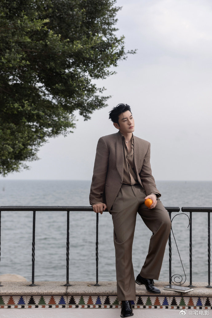 黄晓明领奖也是霸总发言 拿奖、买IP、宣新剧一气呵成，晓明哥全程稳占C位。 