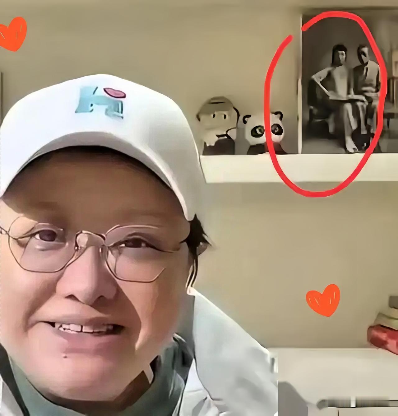 真是越扒越有料！
韩红家里摆了张溥仪的照片，这事儿最近在网上闹得沸沸扬扬。

不