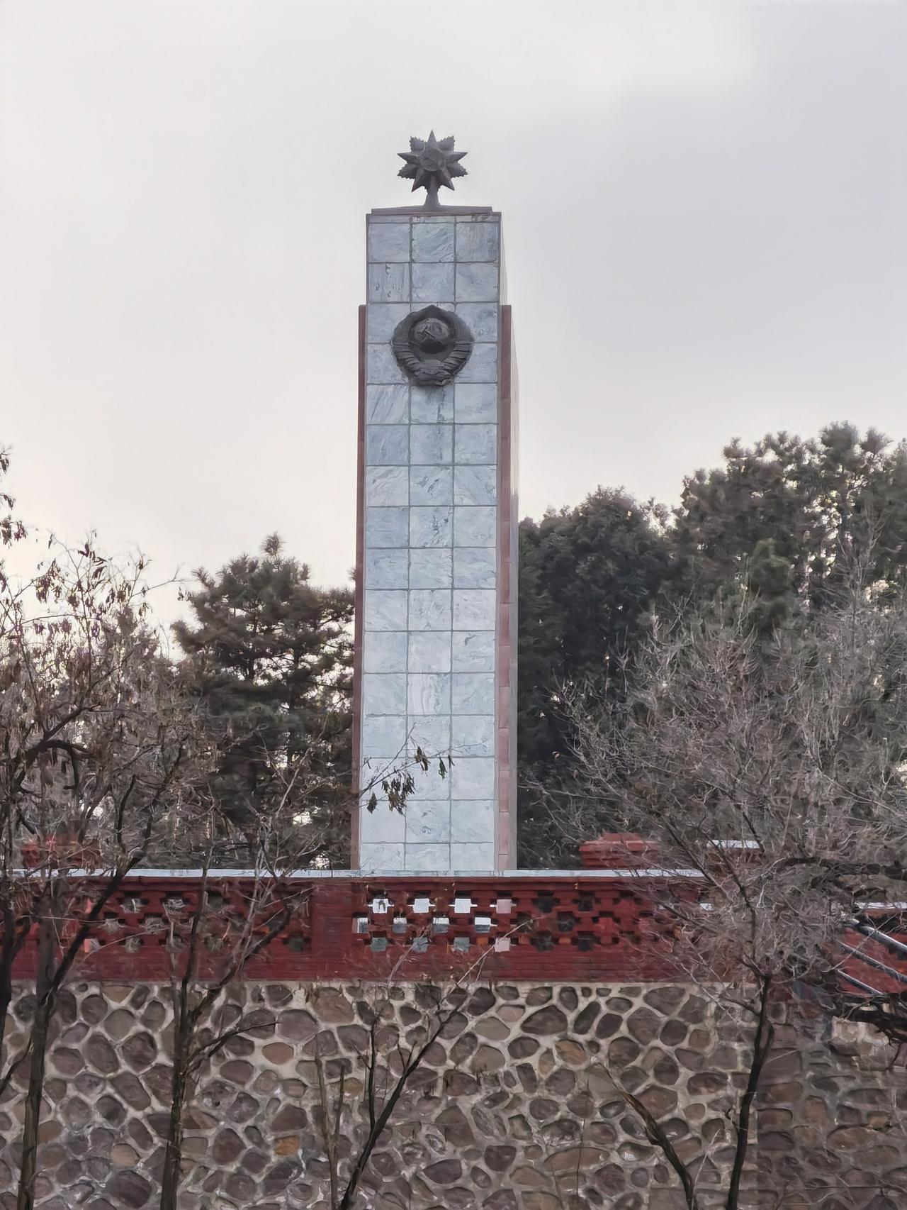 承德市区有一座被居民楼环绕的苏军烈士纪念塔。

这是为纪念1945年8月为解放热