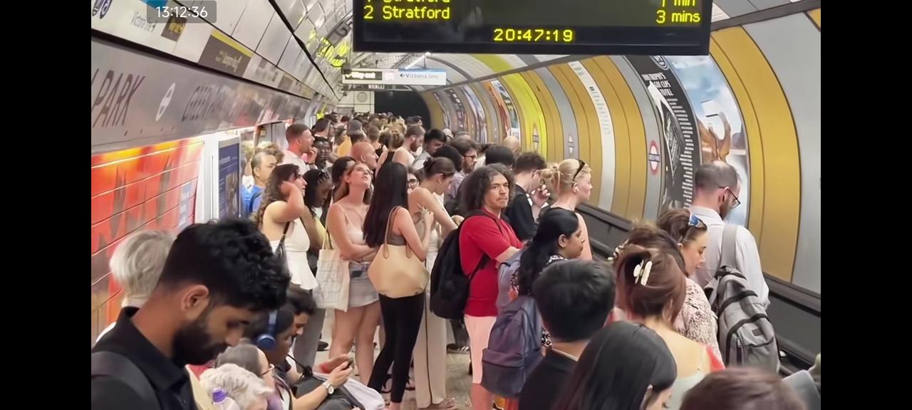 网友在伦敦地铁站拍的
狭小的空间非常拥挤
外国人体味重，没有空调，又热，异味让他