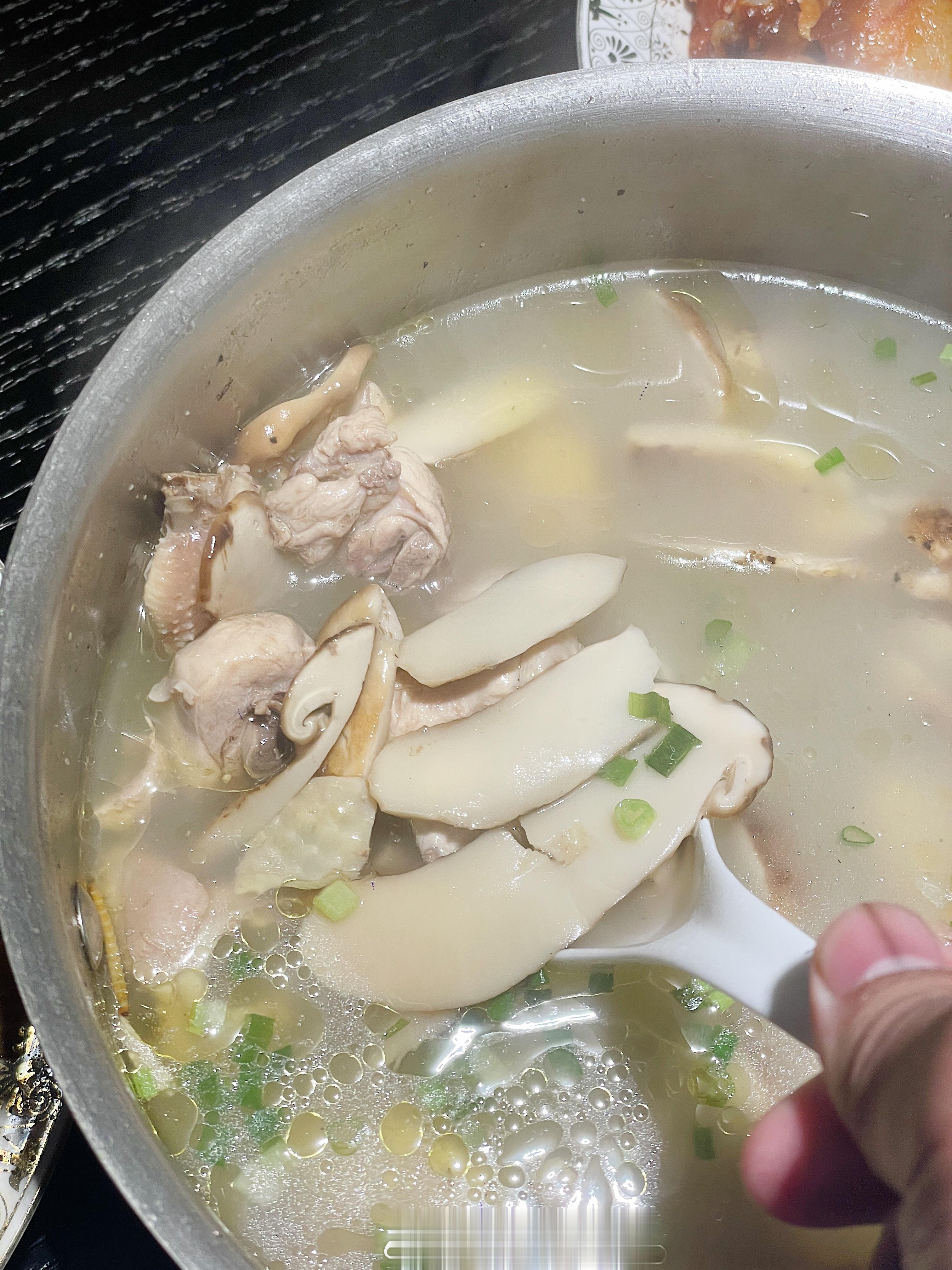 今天吃到了“中国松茸之乡”的雅江松茸，鲜掉眉毛！个头超大，肉质细腻嫩滑、鲜味浓，