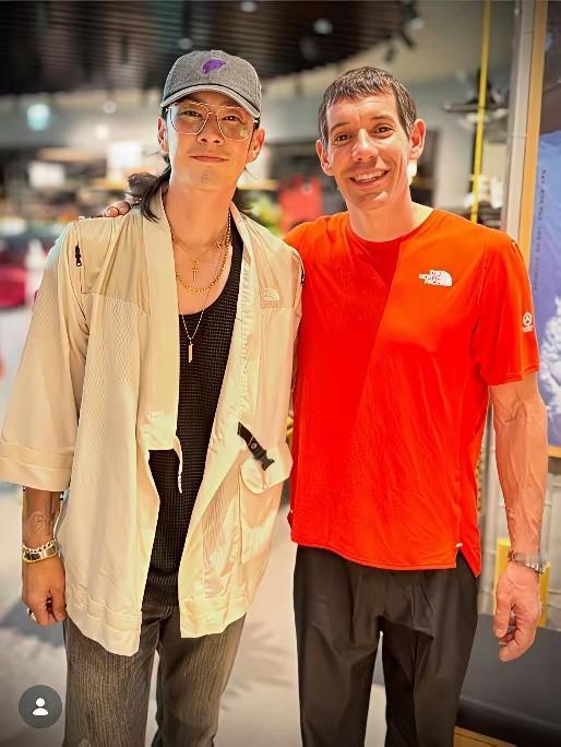 40岁的美国传奇攀岩者亚历克斯・霍诺德，给我印象最深的是，他纯洁而天使般的眼神！