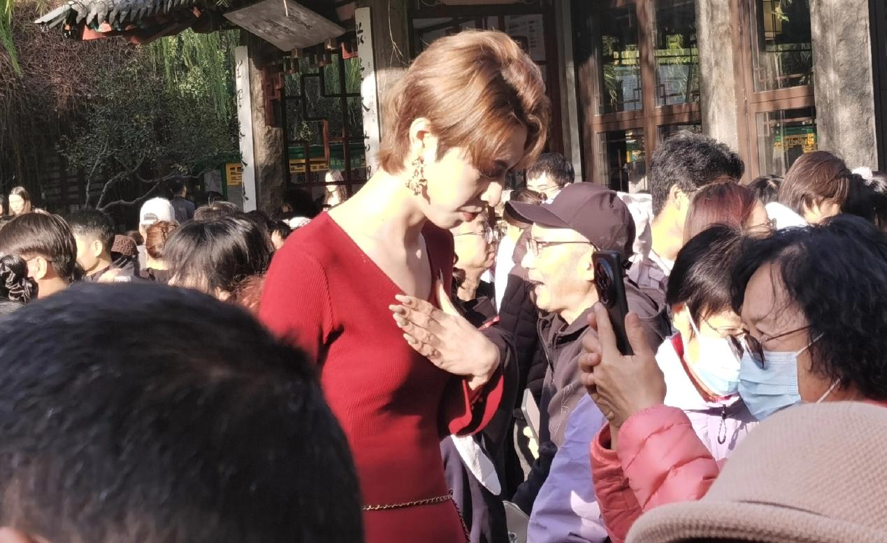 猜猜这是帅哥还是美女？济南趵突泉即景。