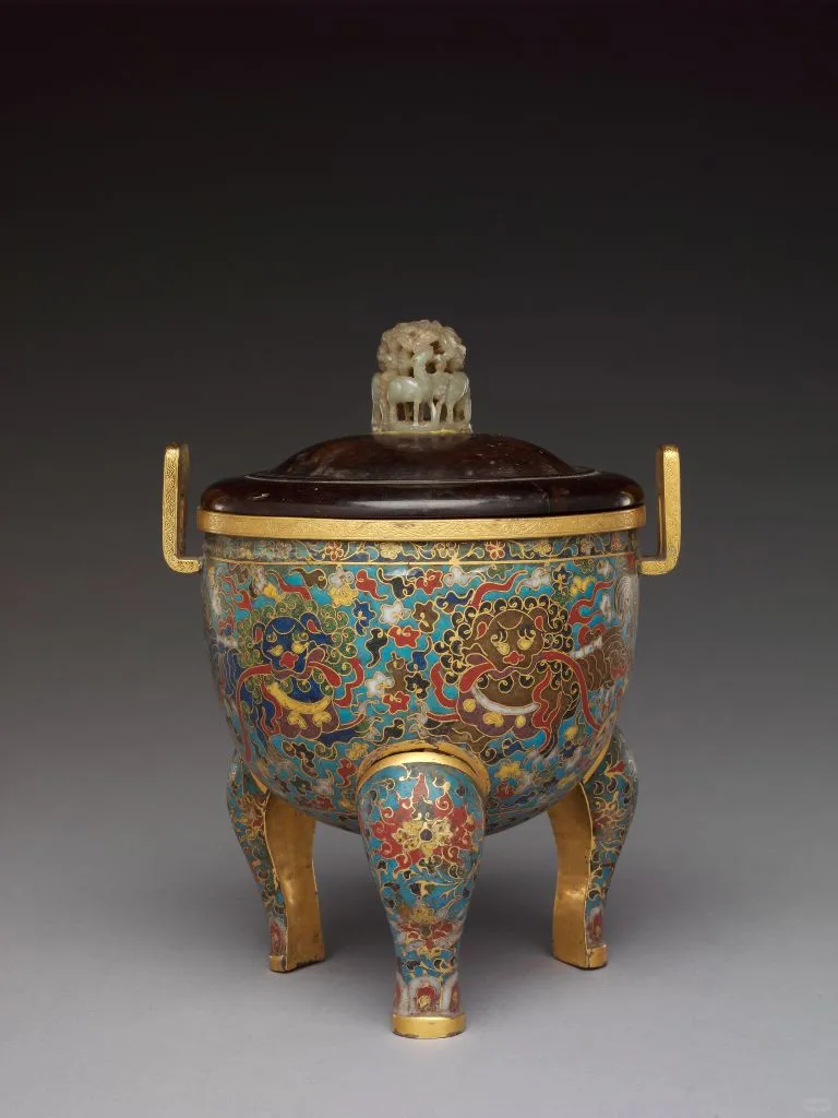掐丝珐琅三狮戏球纹鼎式炉