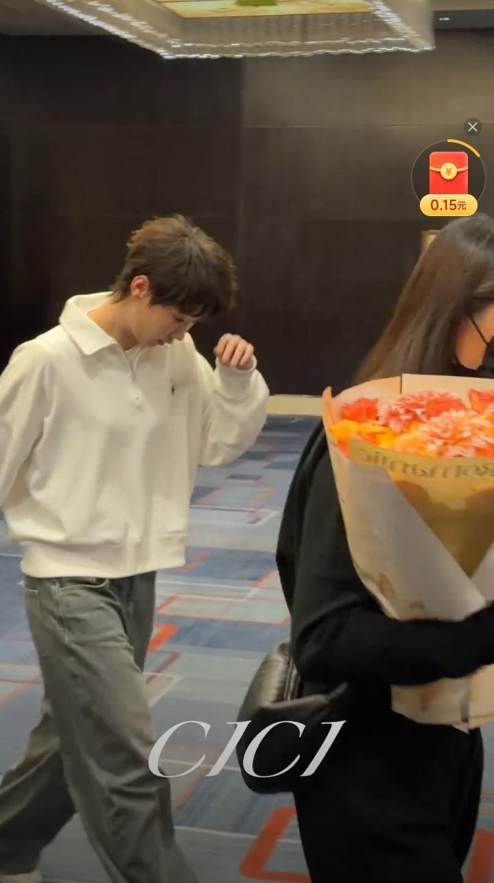 好可爱的曼昱[赞][笑哭]！
曼昱今天参与直播了，一袭白色上衣衬衫，宽宽大大一条