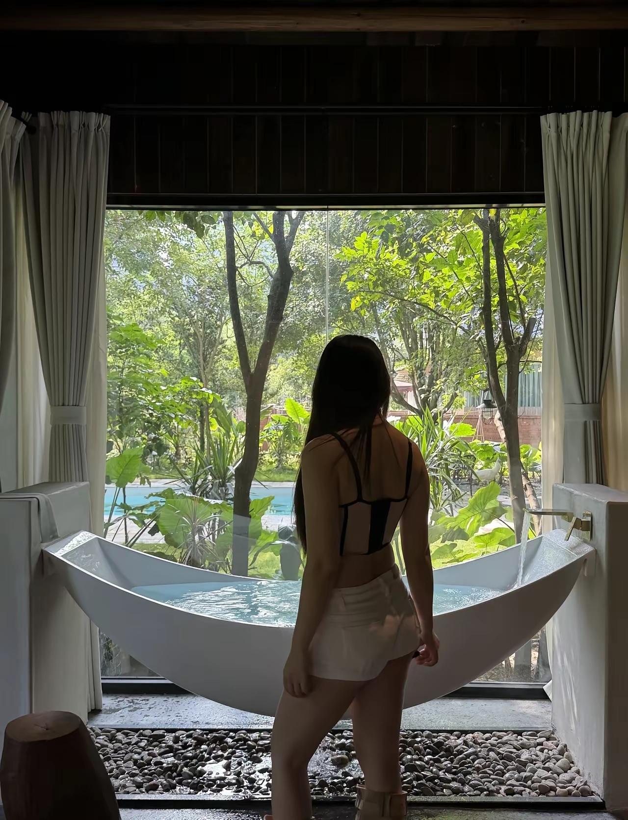 在泳池边享受宁静的午后时光🌞💦