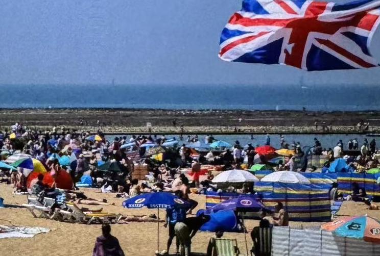 英国多地周一（25日）正式迎来今年首场热浪，气象部门警告，部分地区气温或升至摄氏