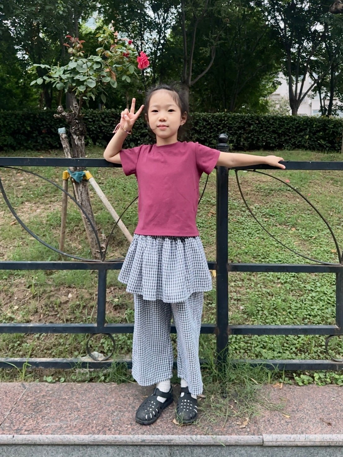 图二 小满：等下 我摆个pose我心想 街舞没白学 摆得都是舞蹈动作