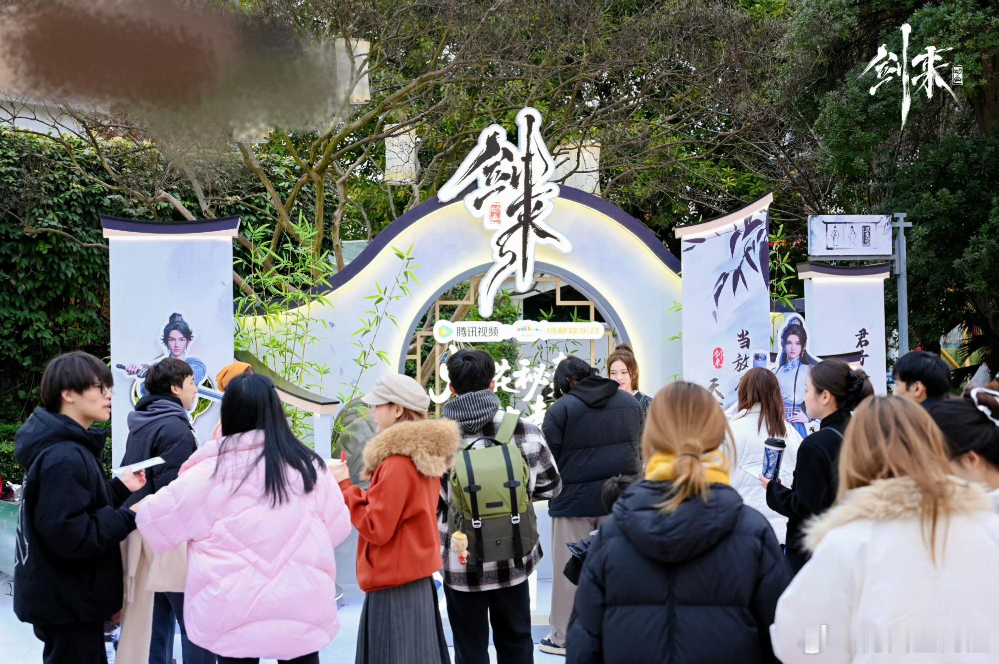 陈平安宁姚勇闯成都赛博洞天 仙侠与赛博的碰撞太绝了！成都欢乐谷500㎡沉浸式空间