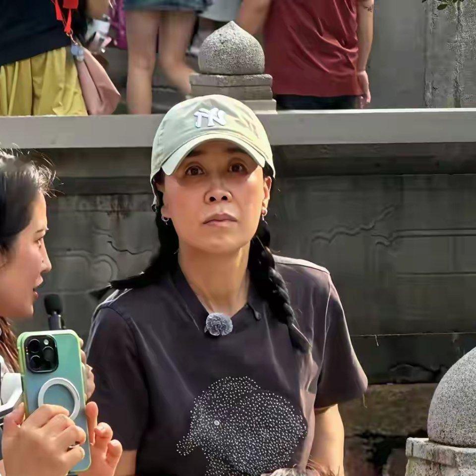 那英佛山祖庙偶遇，生图黑瘦一脸男相，边听解说边拍扎小辫好松弛 ​​​