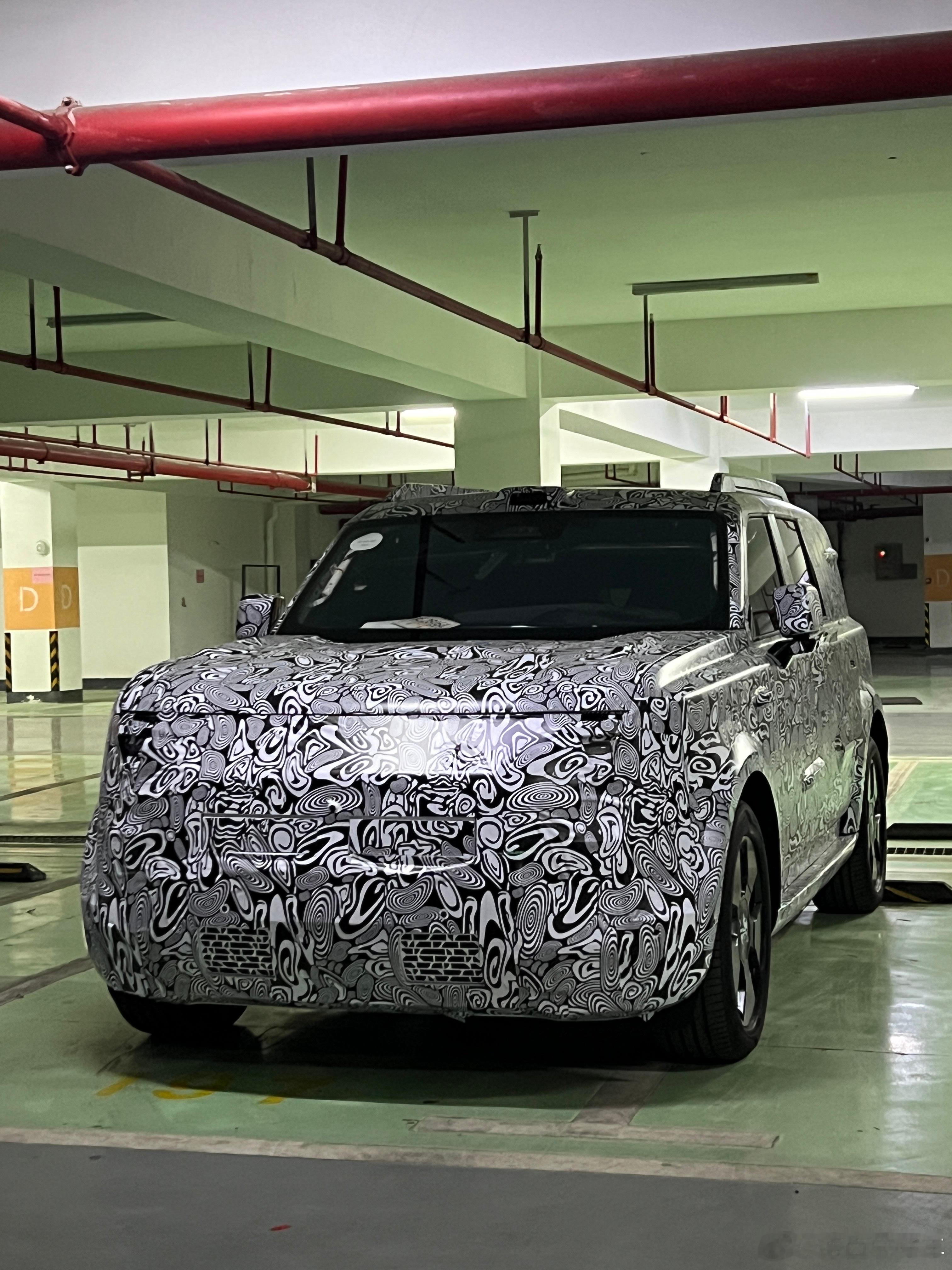 奇瑞路虎合作的神行者品牌的首款产品，这又是一个中国新能源技术输出的案例。