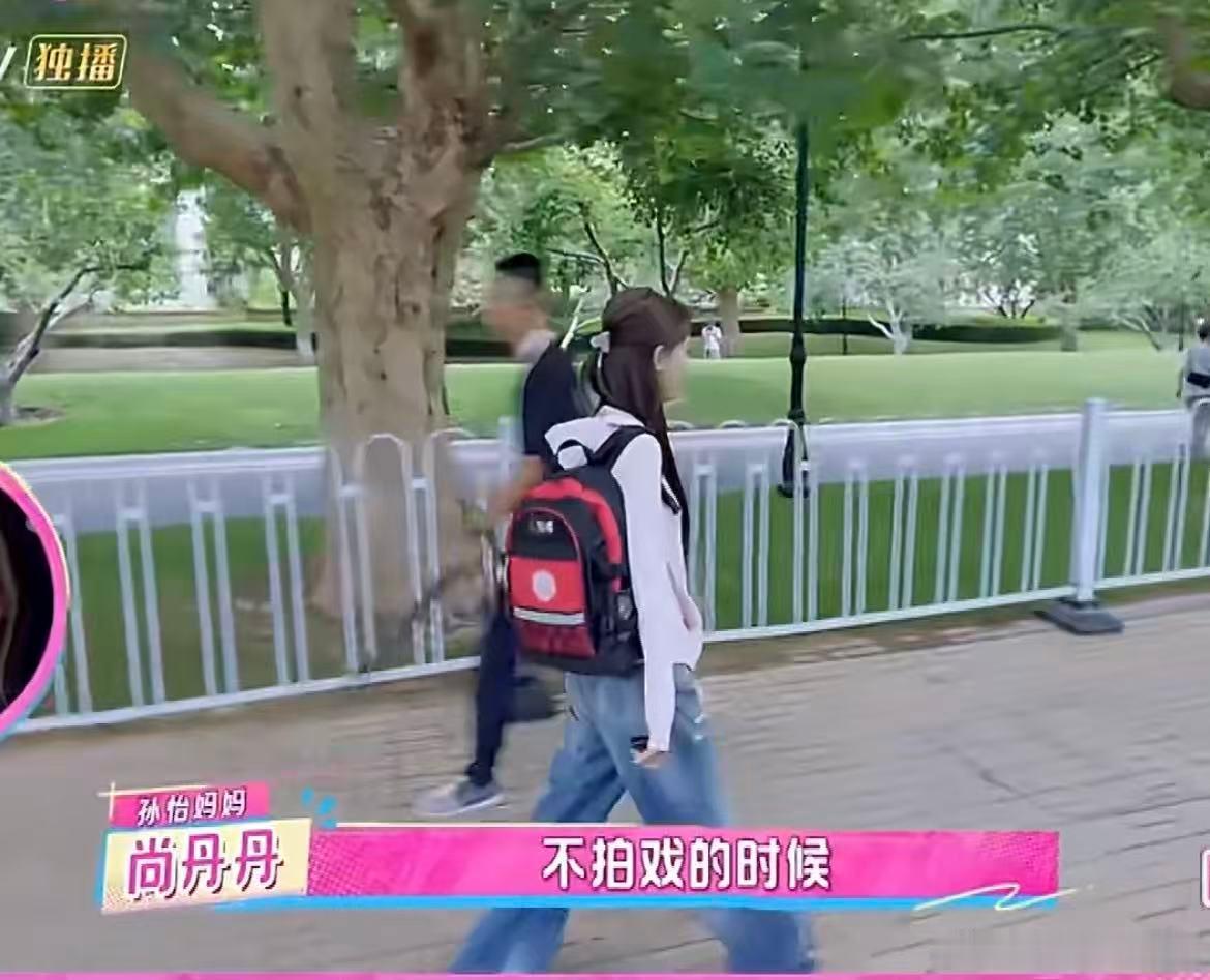 孙怡DIY梦幻三轮车接送女儿上下学 孙怡也太会制造快乐了！把三轮车装饰得这么梦幻