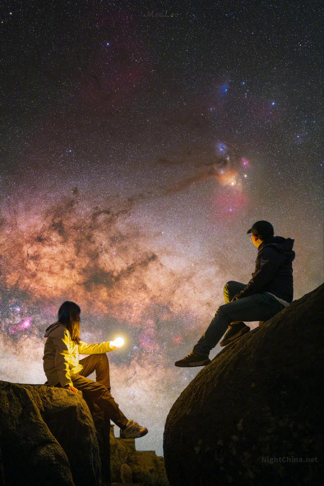 有些夜晚，天与地之间的距离会忽然变得很近。银心就悬在山顶上方，深邃的暗星云与粉红