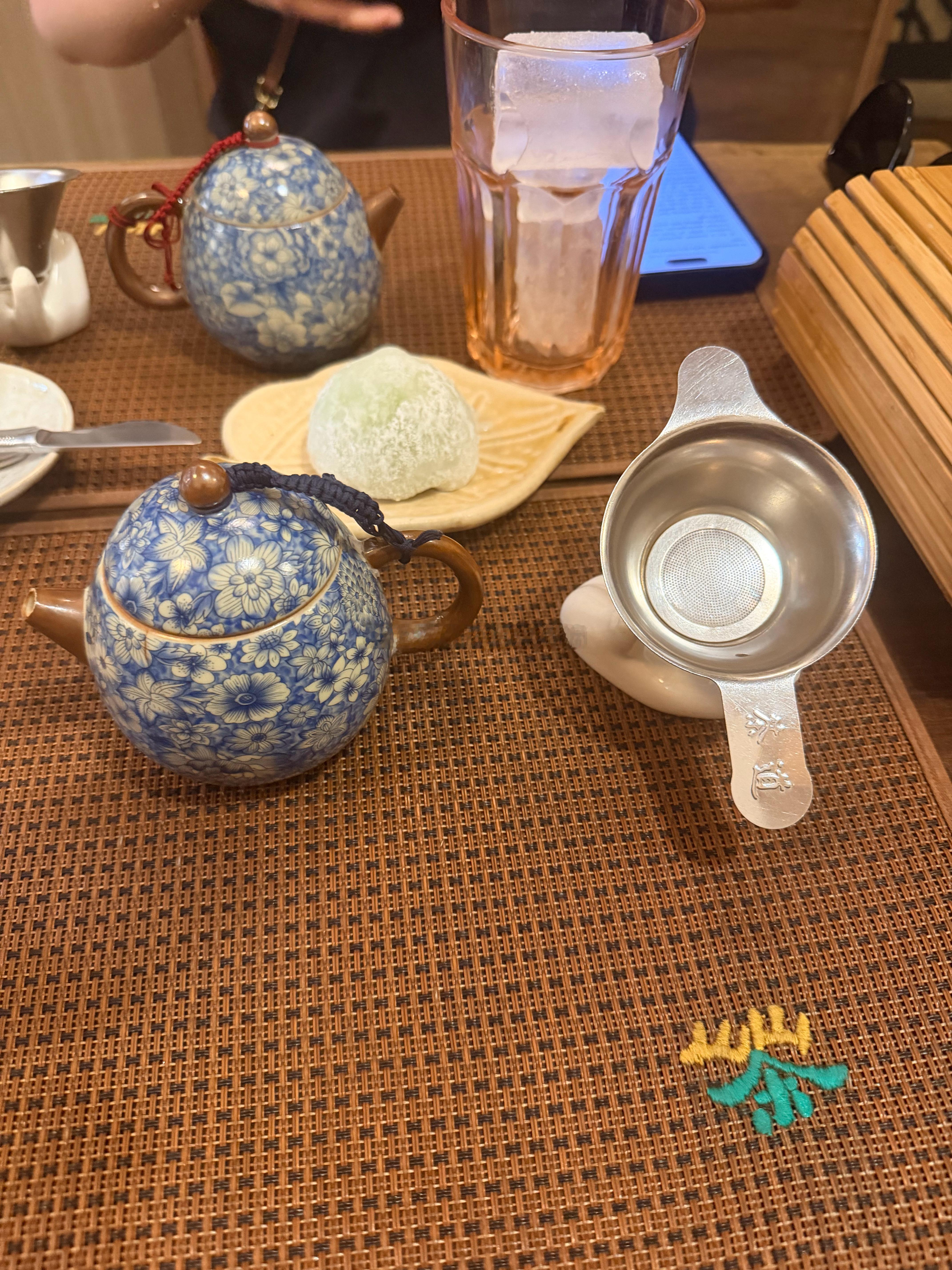 找到了一个中国茶馆非常小但是东西都很精致 