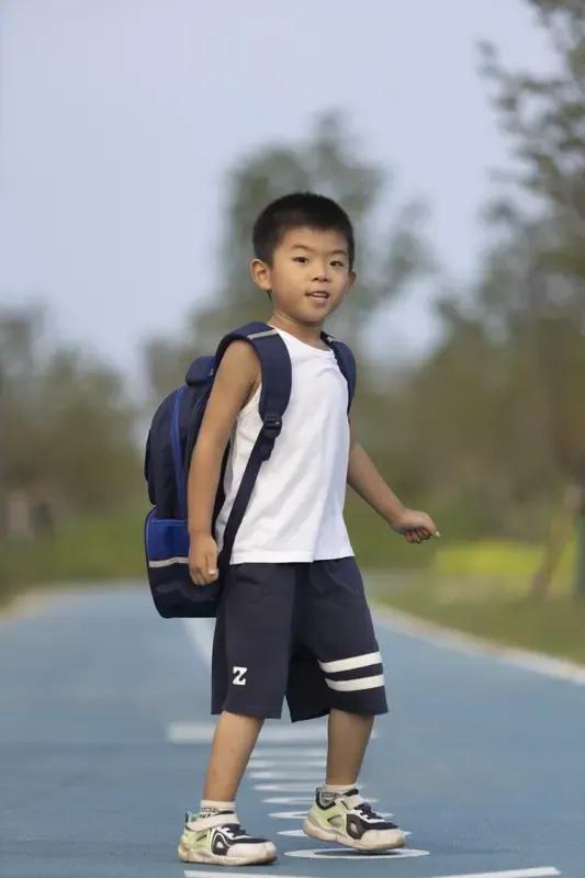 强烈建议：请恢复基础教育留级制度。
因为没有留级制度，学生没有了羁绊，失掉了敬畏