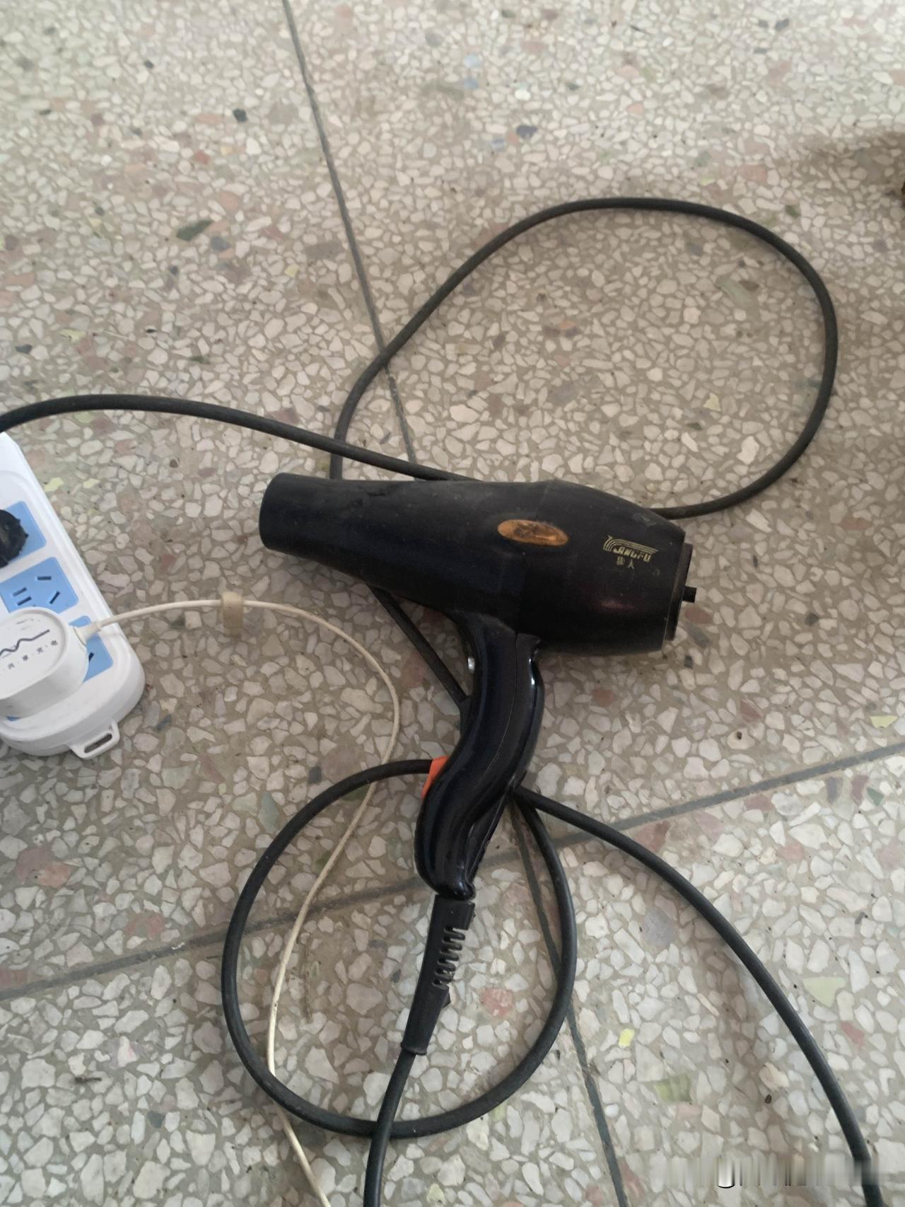 豆包对话
问：检测到液体无法充电，因为闪电接口检测到液体。请断开连接以晾干接口。