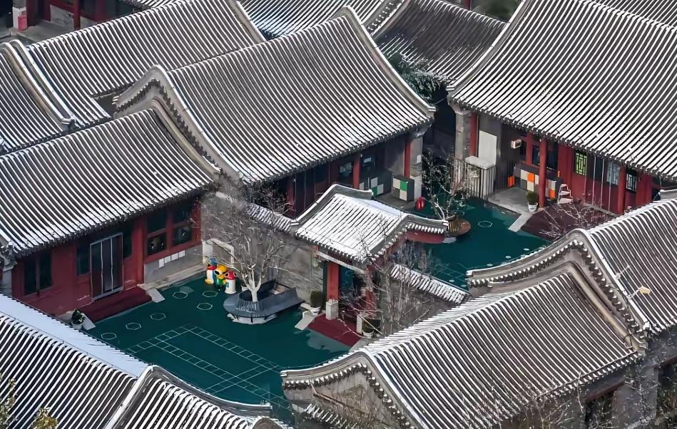 1991年，杜月笙的儿子来到北京，想要收回父亲当年购置的四合院，然而，所有住户都