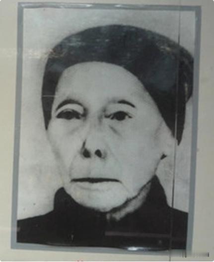 1939年，毛主席躲进一个农妇家，在敌人来搜查时农妇站出来说:“军爷，你们要找的