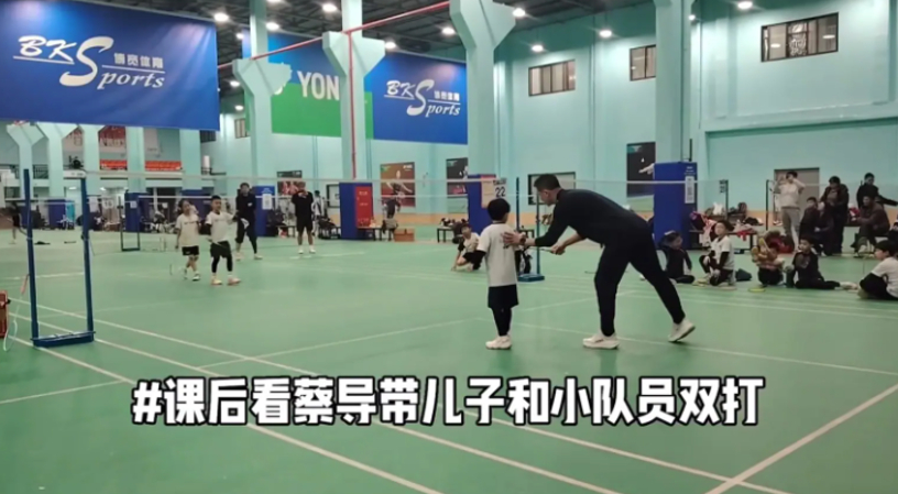 蔡赟带儿子练羽毛球，从小就照男双培养啊，有望继承父业杨晨大神羽毛球的幸佛得角门将