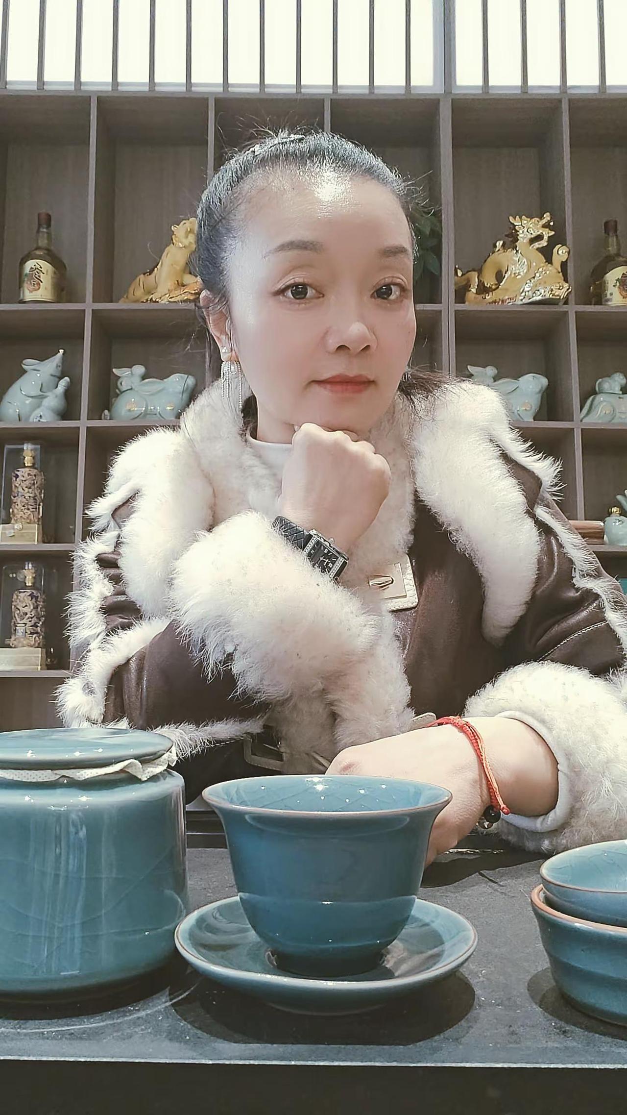 不就是年龄大了点嘛，姐又不是老了，慌啥慌，淡妆，控制体重，把自己收拾干干净净，不