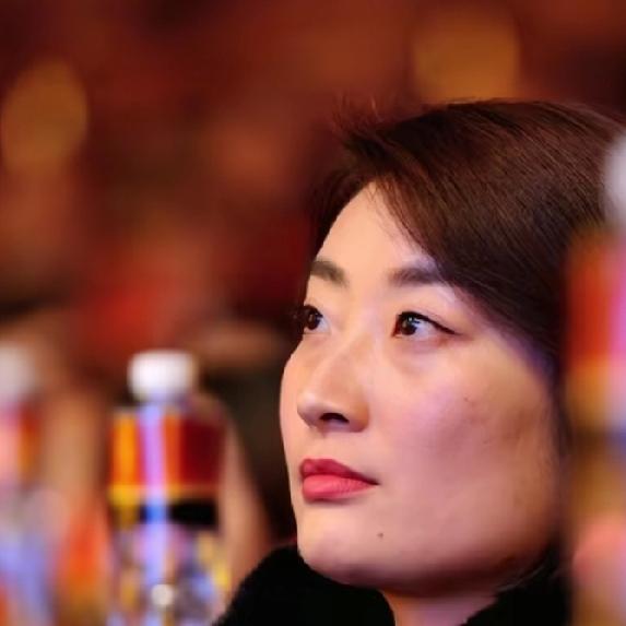 宗庆后时代温暖如家
宗馥莉改革人心凉半截
老员工盼企业重振

宗馥莉财产之争 在