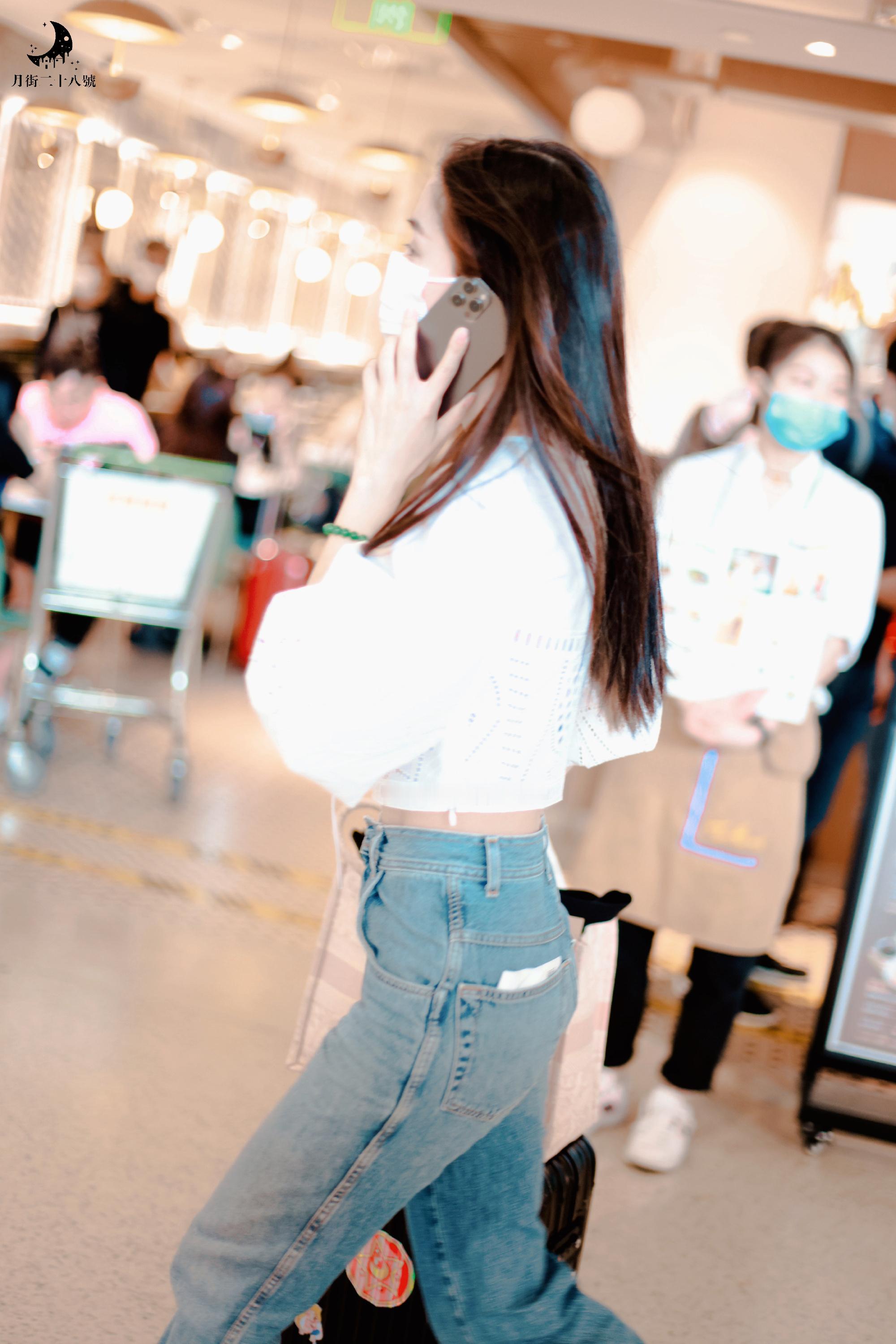 angelababy angelababy "枫叶飘向九月的乡野，我怀揣着心动与