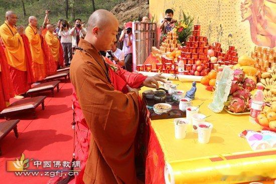 【供养佛菩萨十大功德利益】：  一、从前所作种种罪过，轻者立即消灭，重者亦得转轻