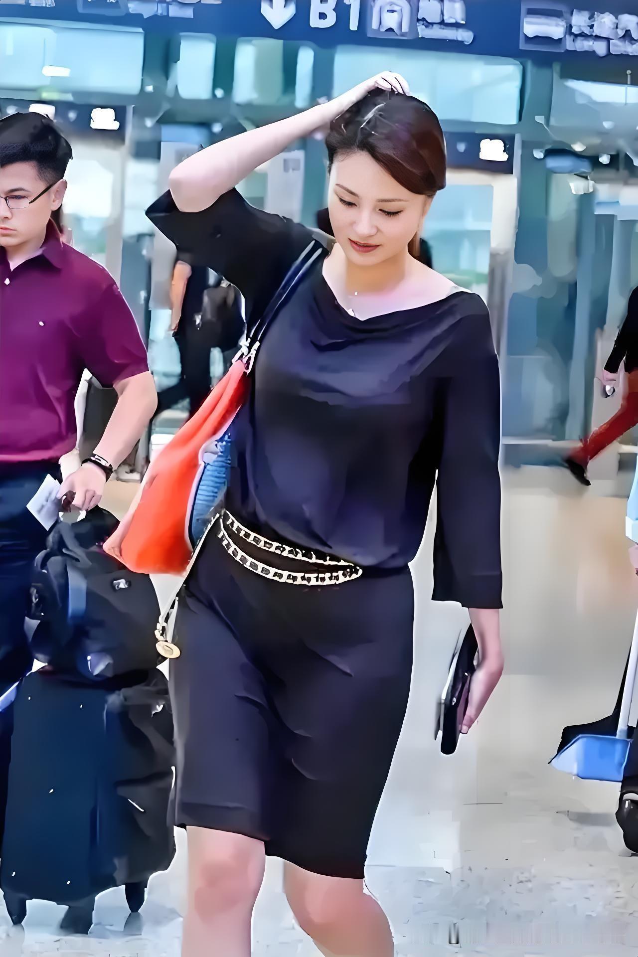 看看这是谁？都说她是才女，气质不输周涛。



往台上一站就跟春风拂面似的，那笑