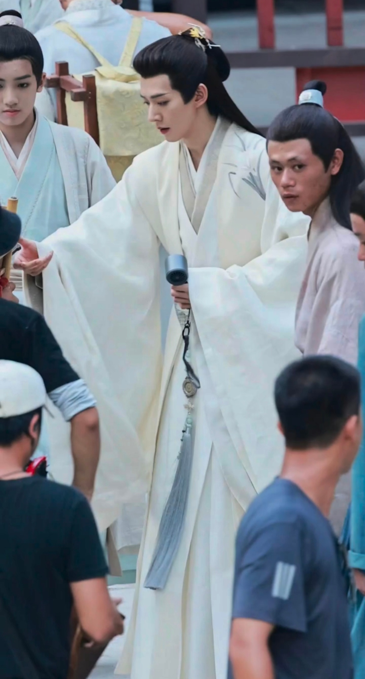 这张图第一次见欸～光是站在那就宛如天上云像二次元走出来的美男子[期待][期待][