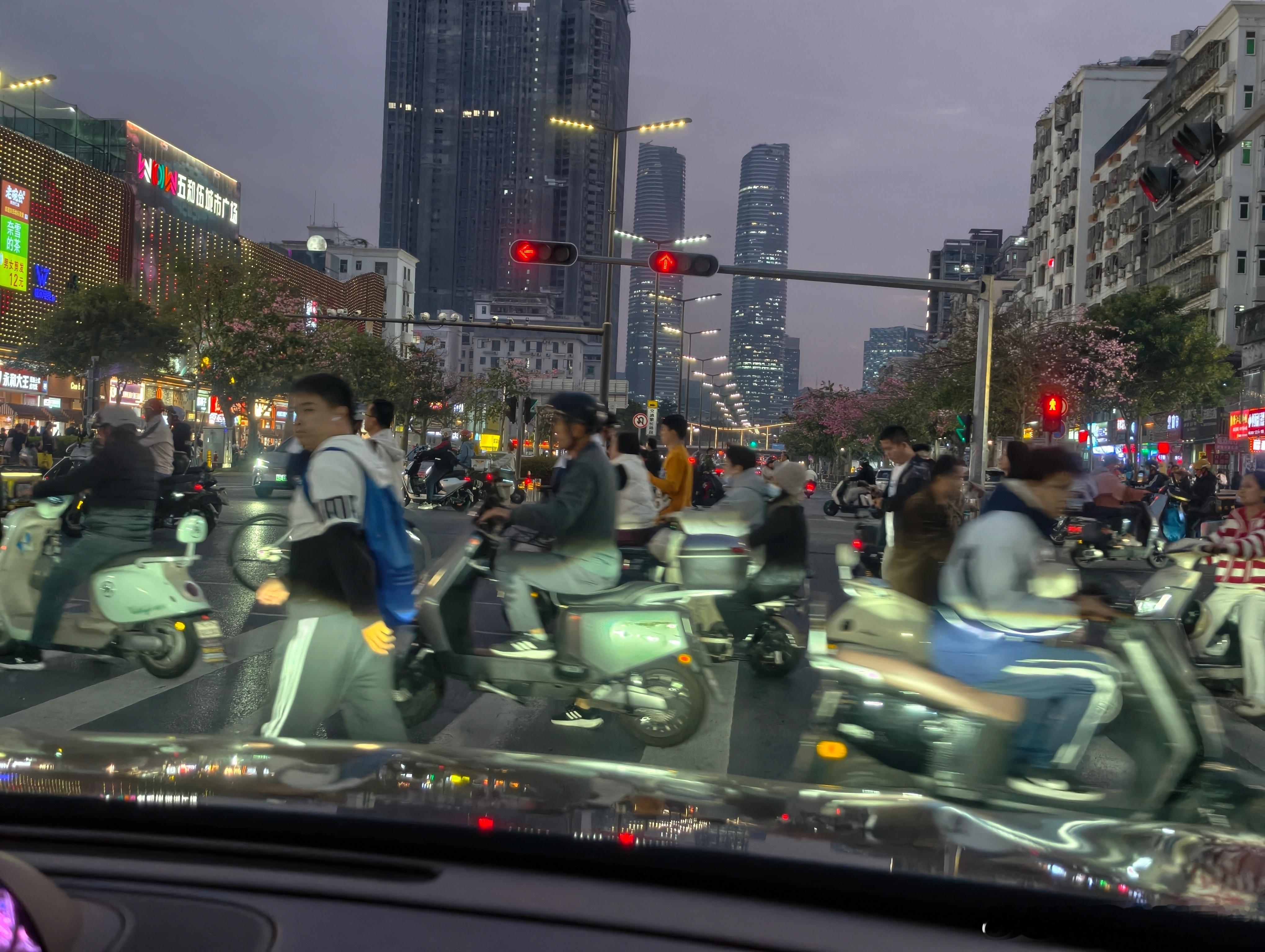 每次遇到上下班高峰期都不得不感叹，深圳电动车是真的多