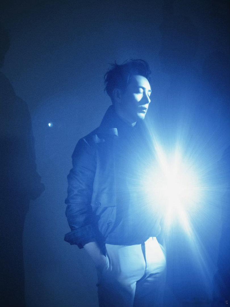 陈星旭斯文表皮下的阴湿疯批陈星旭就这个阴湿腹黑感对味儿 杂志大片氛围感拉满！斯文