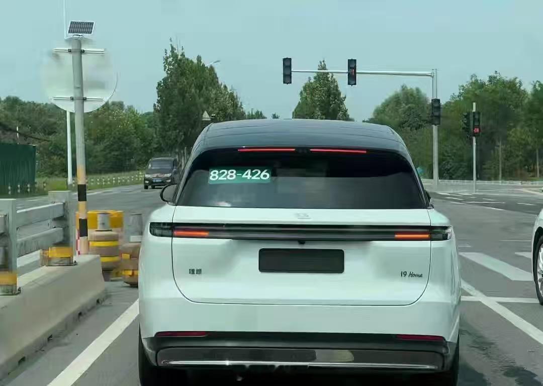 路上已经有无伪装的i9测试车在跑了啊理想i9