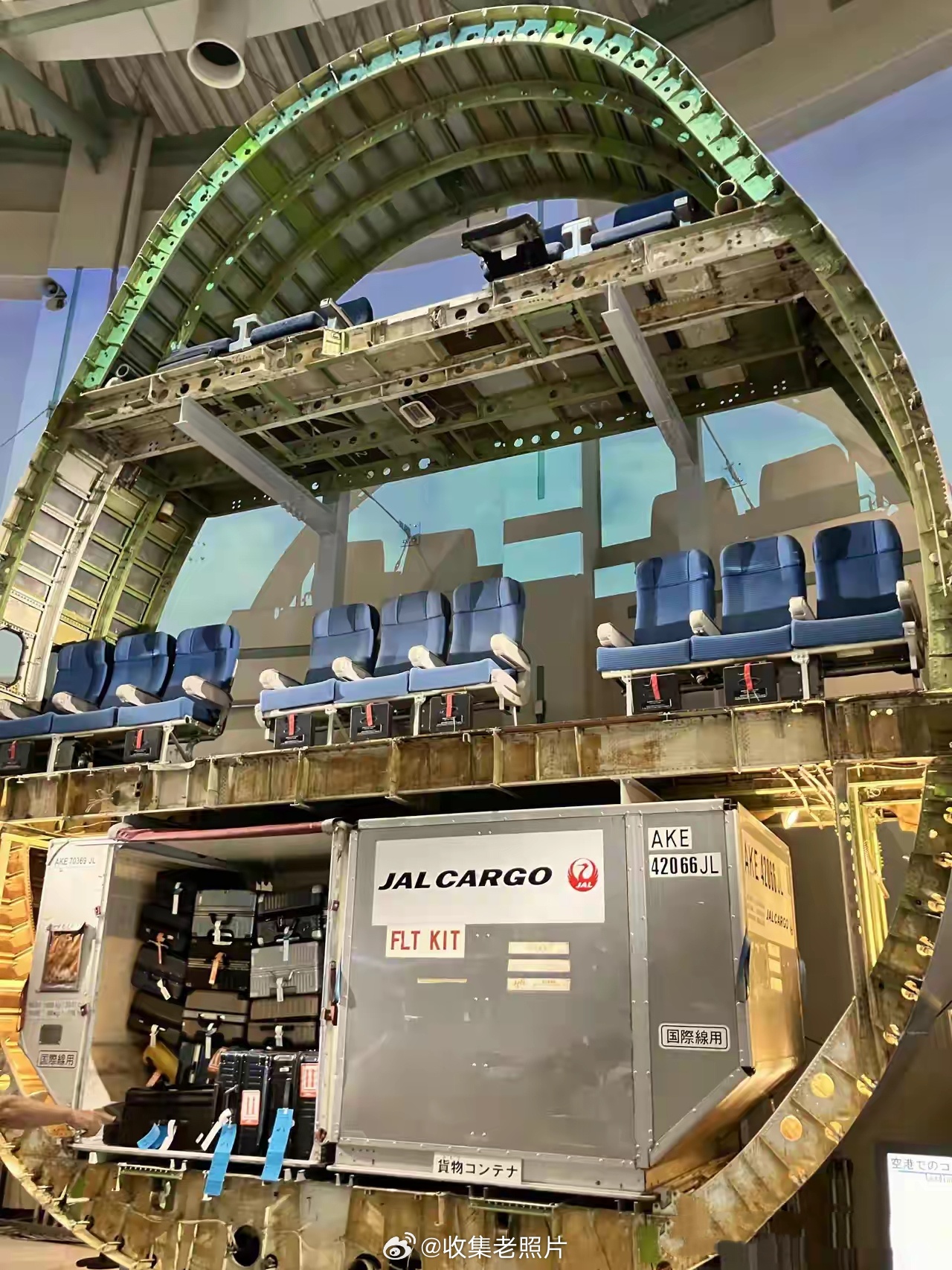 波音747飞机的横截面，行李原来在座位底下。