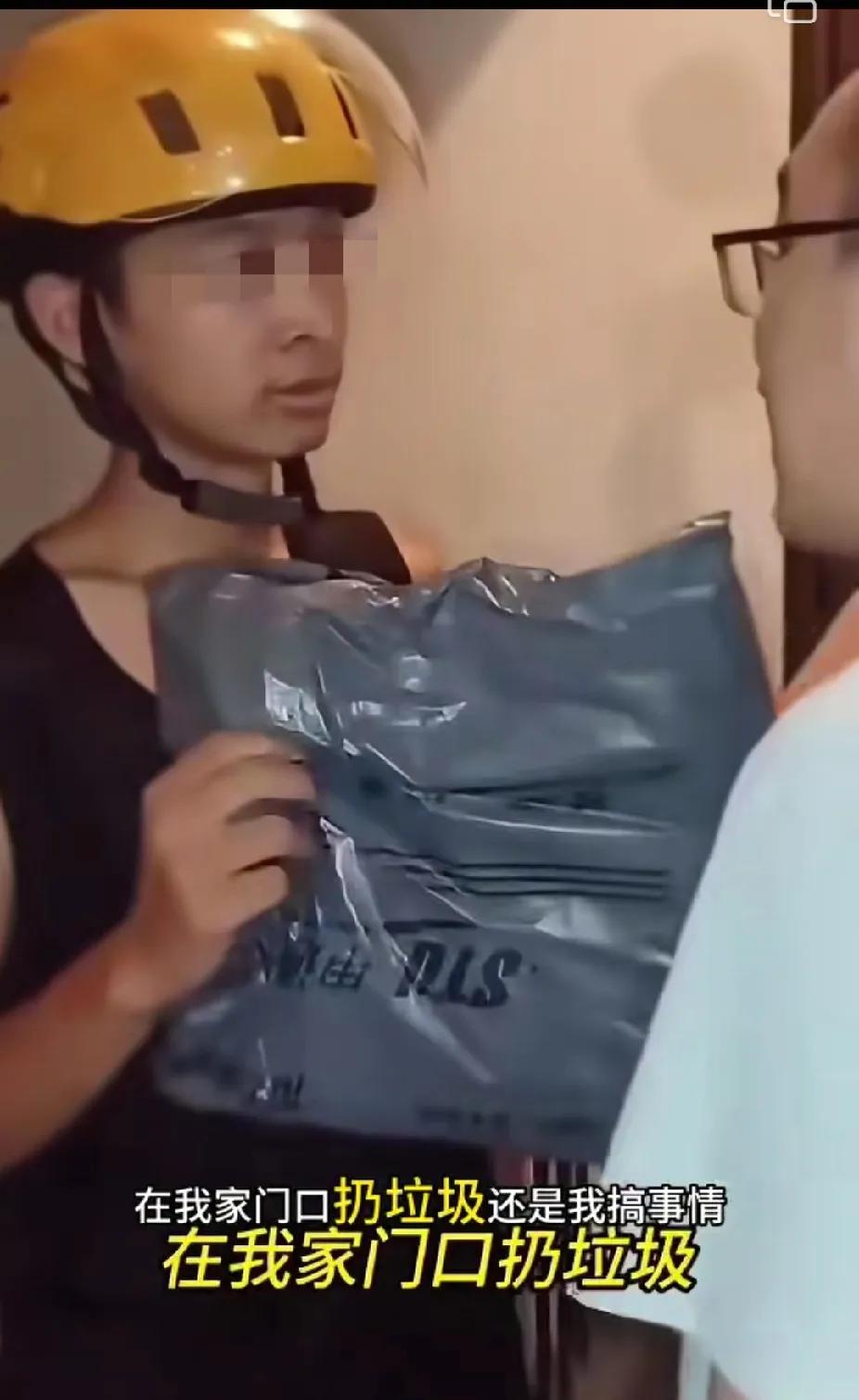 浙江嘉兴一对恶毒夫妻，占小便宜欺负快递小哥，结果被抹脖子。

这是一起冲动的伤人