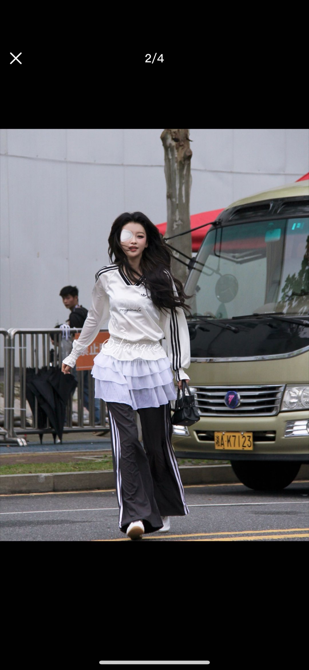 孙怡怎么年纪轻轻就耳背了 粉丝喊收信喊到破音，孙怡听了半天掏出手机，这个画面太好