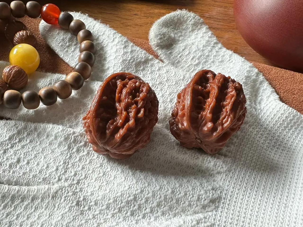 有些客户是朋友，有些客户是交易，不一视同仁，轻易不交心，交心必真诚。
做生意这么