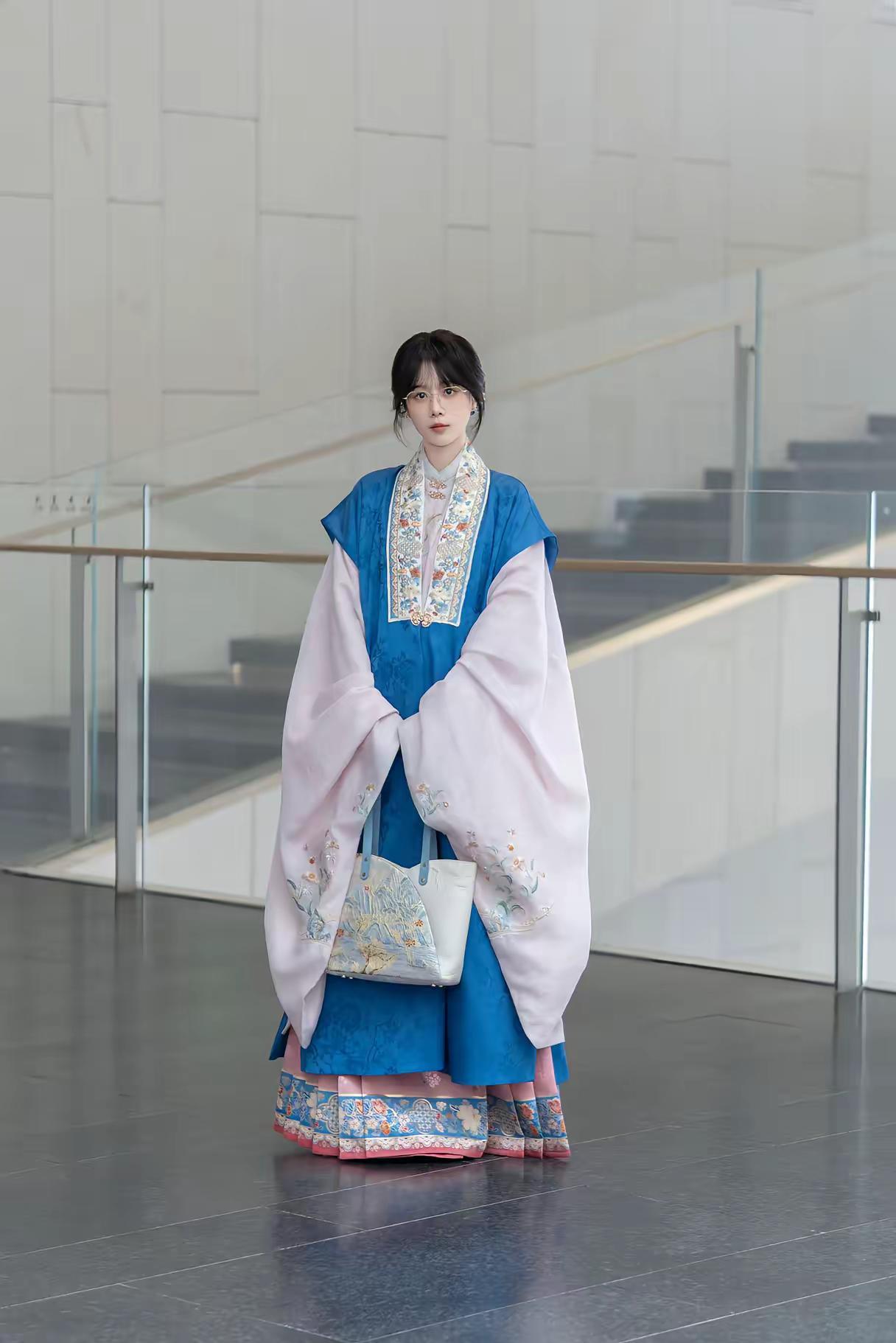 簪花行 | 高饱和色系汉服这么权威吗。突然发现上次漏发了一组图嗷嗷嗷！！！汉服日