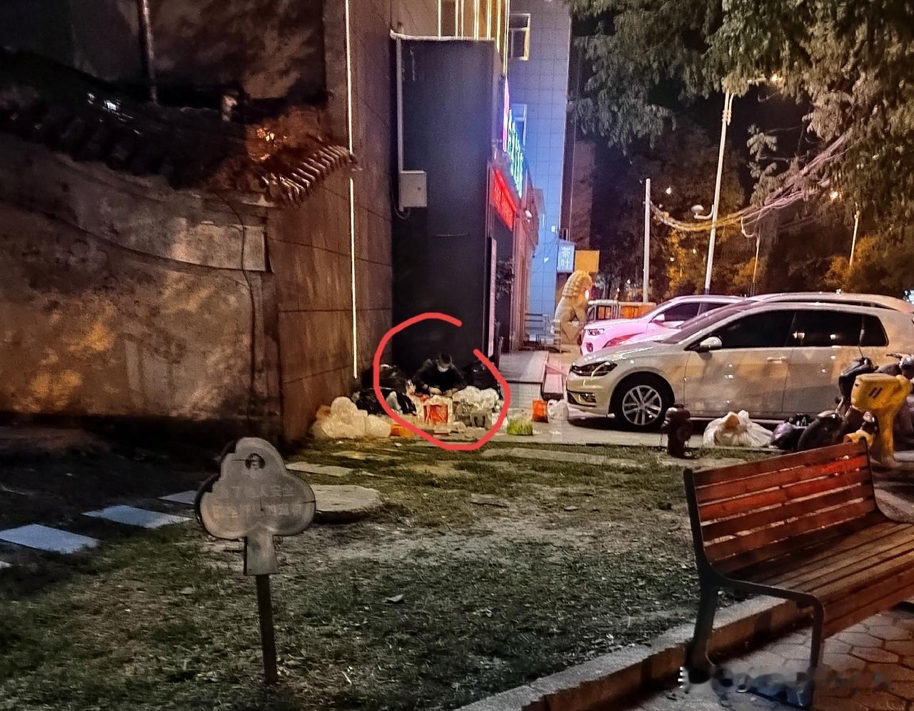 滨通小区路口三八广场公厕旁两元超市东侧，每晚凌晨一点，一位老人在那分拣垃圾，弄得