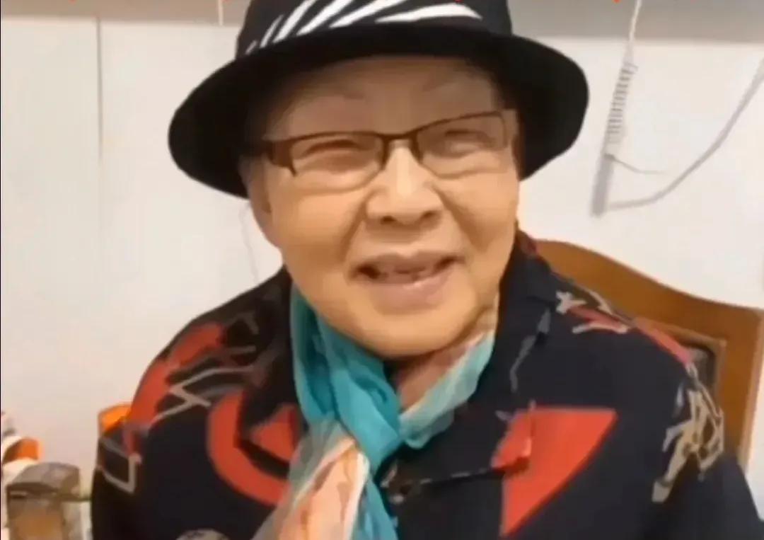 李炳淑老师给观众拜个早年（图一）
因为身体原因，李炳淑老师已很多年没有跟观众见面