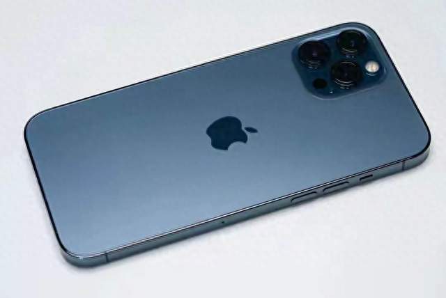 2026年回头看iPhone 12 Pro Max：这老伙计，到底是神机还是电子垃圾